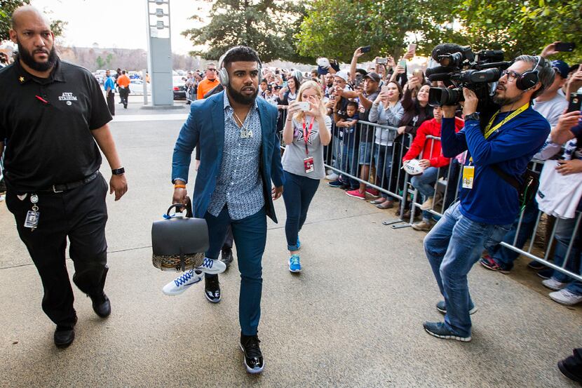 Fans cheer Dallas Cowboys running back Ezekiel Elliott as he arrives at the stadium before...
