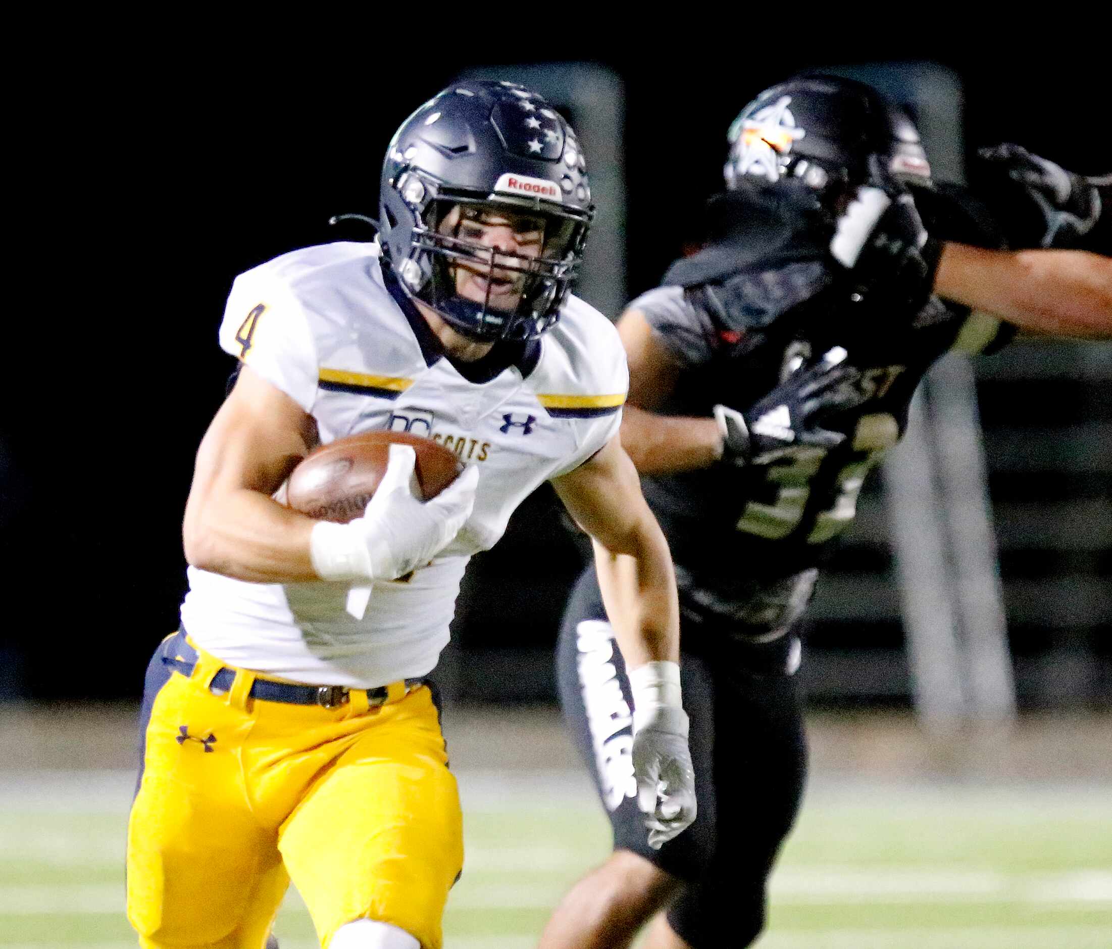 Highland Park High School running back Christian Reeves (4) carries the ball during the...