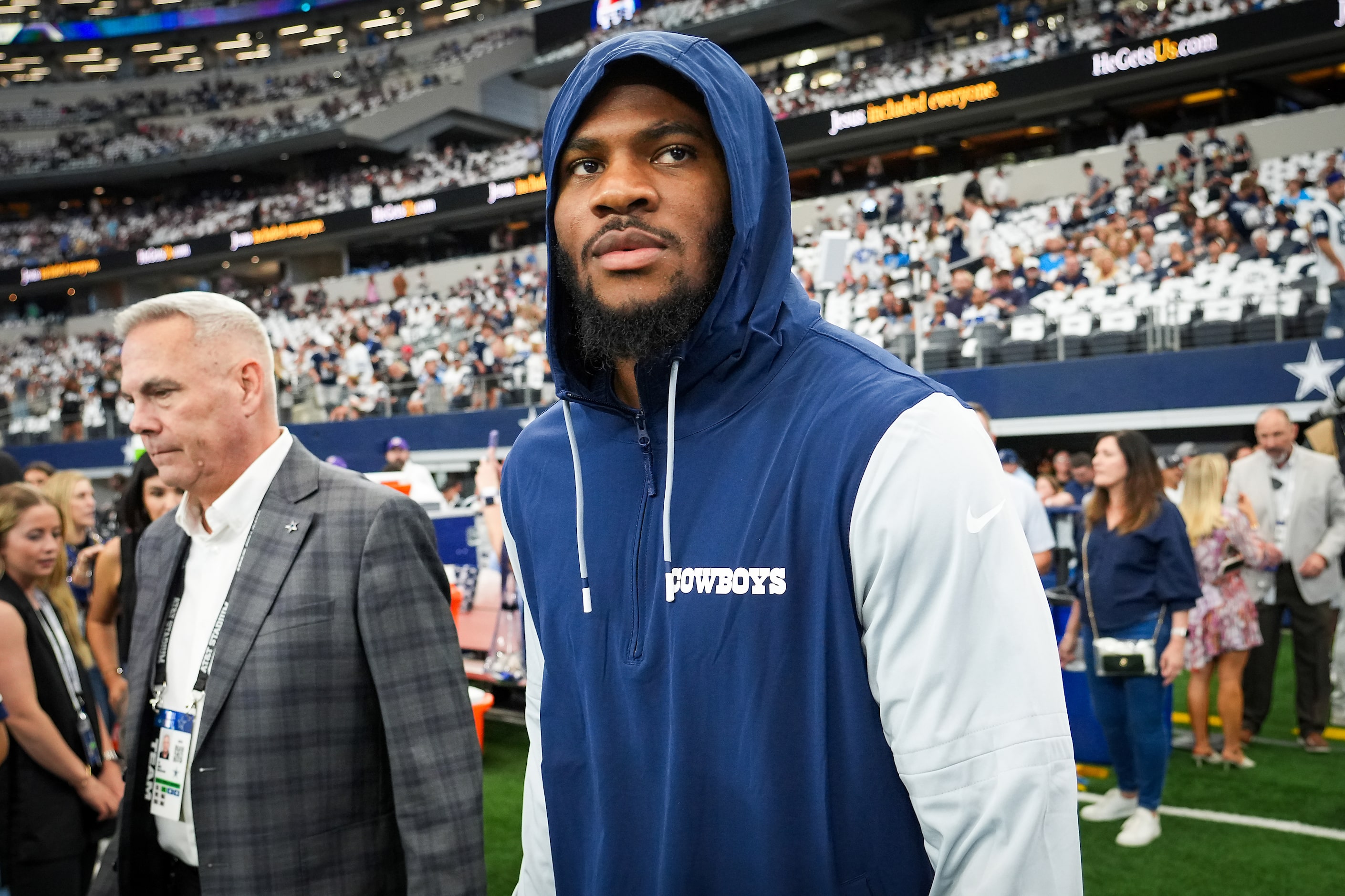 Dallas Cowboys linebacker Micah Parsons watches the teams warm up before an NFL football...