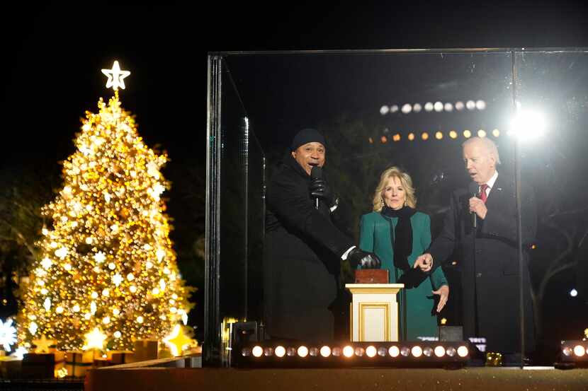 LL Cool J ayuda al presidente Joe Biden y a la primera dama Jill Biden a encender el árbol...