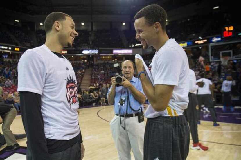 Sacramento Kings guard Seth Curry (30) talks with his brother Golden State Warriors guard