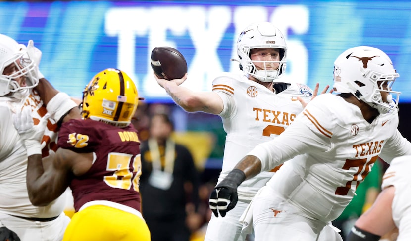 Texas Longhorns quarterback Quinn Ewers (3) throws a first half pass against the Arizona...