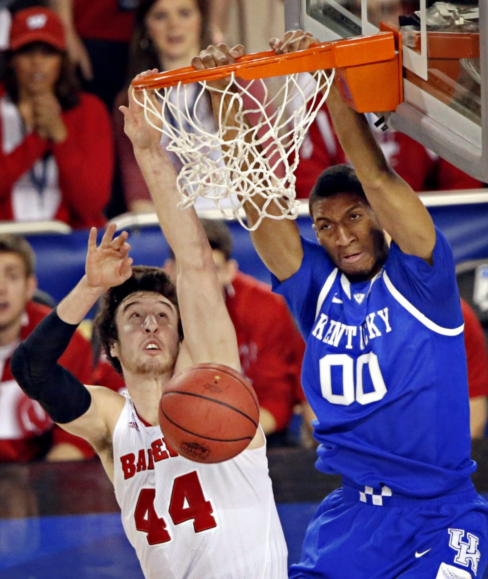 Kentucky Wildcats forward Marcus Lee (00) dunks over Wisconsin Badgers forward Frank...