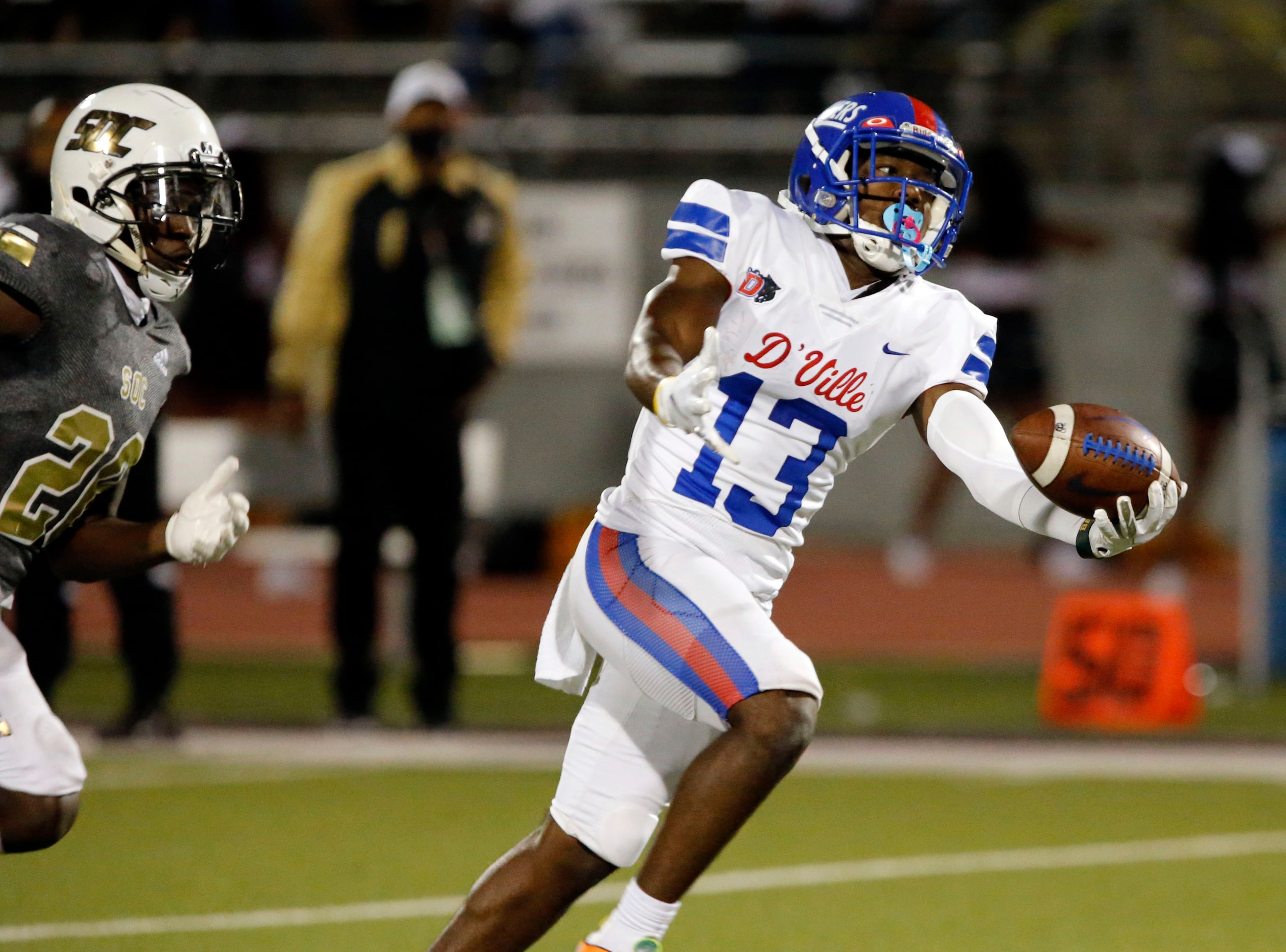 Duncanville WR Roderick Daniels, Jr. (13) makes a one-hand catch over South Oak Cliff’...