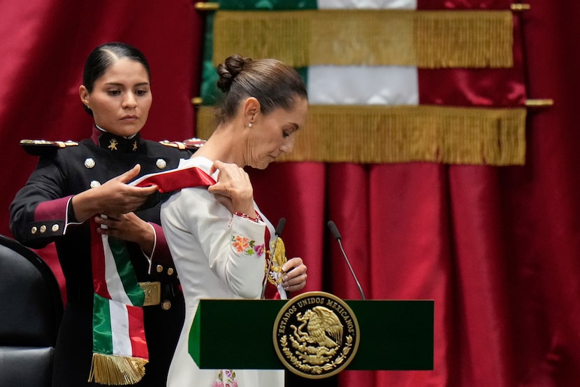 Claudia Sheinbaum recibe la banda presidencial en la ceremonia de toma de posesión como...