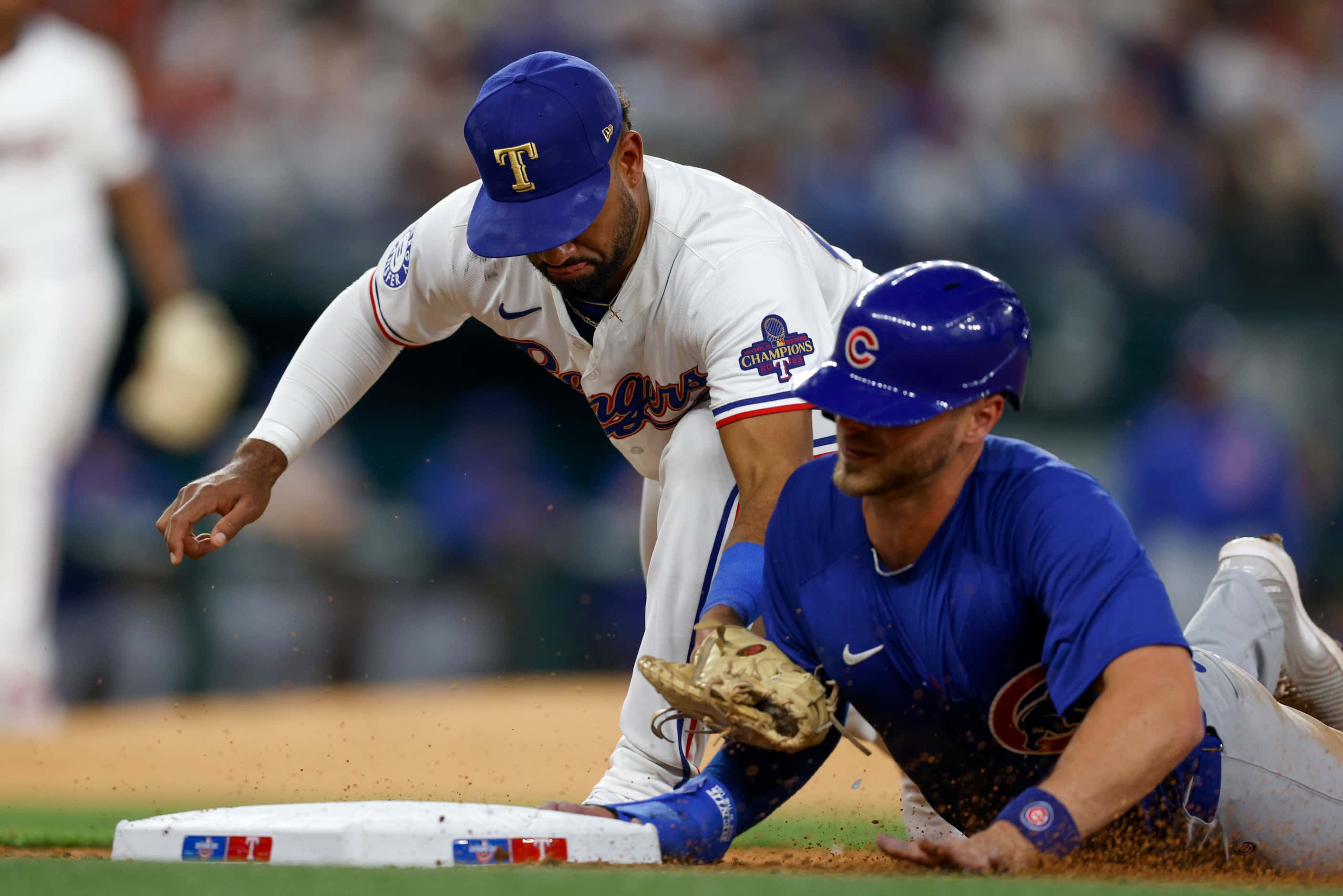 Texas Rangers first baseman Ezequiel Duran (20) reaches to try and tag out Chicago Cubs...