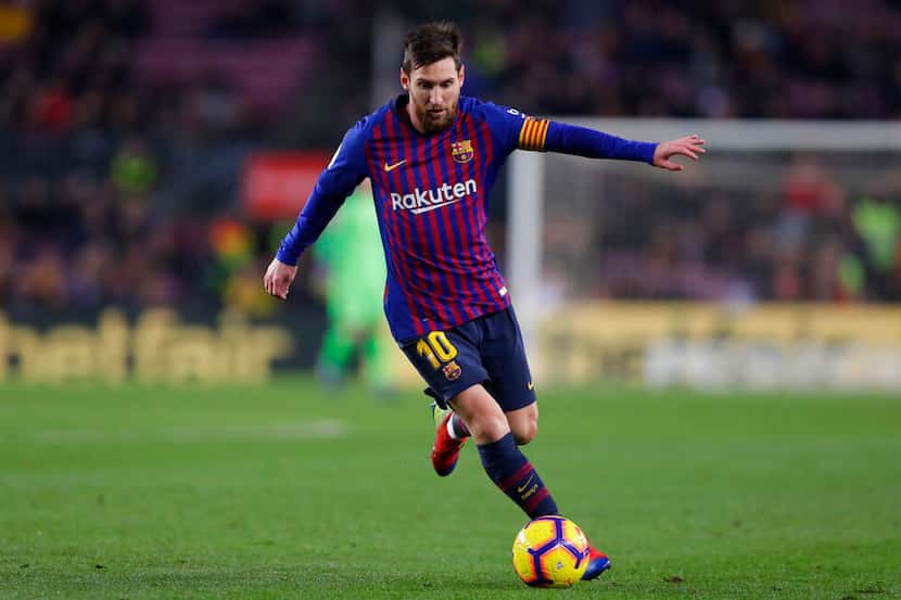 El argentino Lionel Messi controla el balón por el Barcelona durante un partido de La Liga...