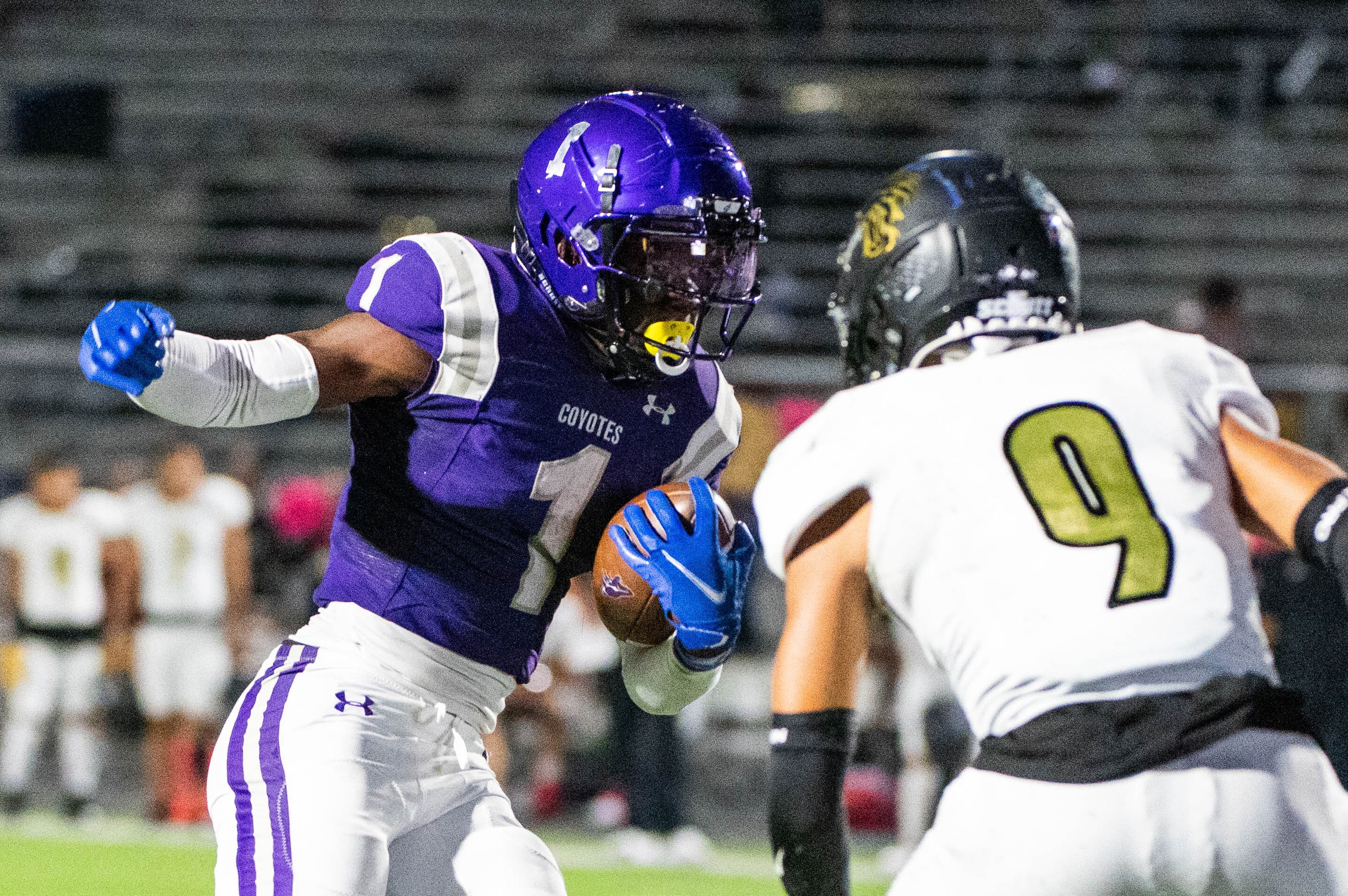 Anna’s Jambres Dubar (1) runs upfield for a touchdown past Kaufman’s Dalys Chandler (9) in...