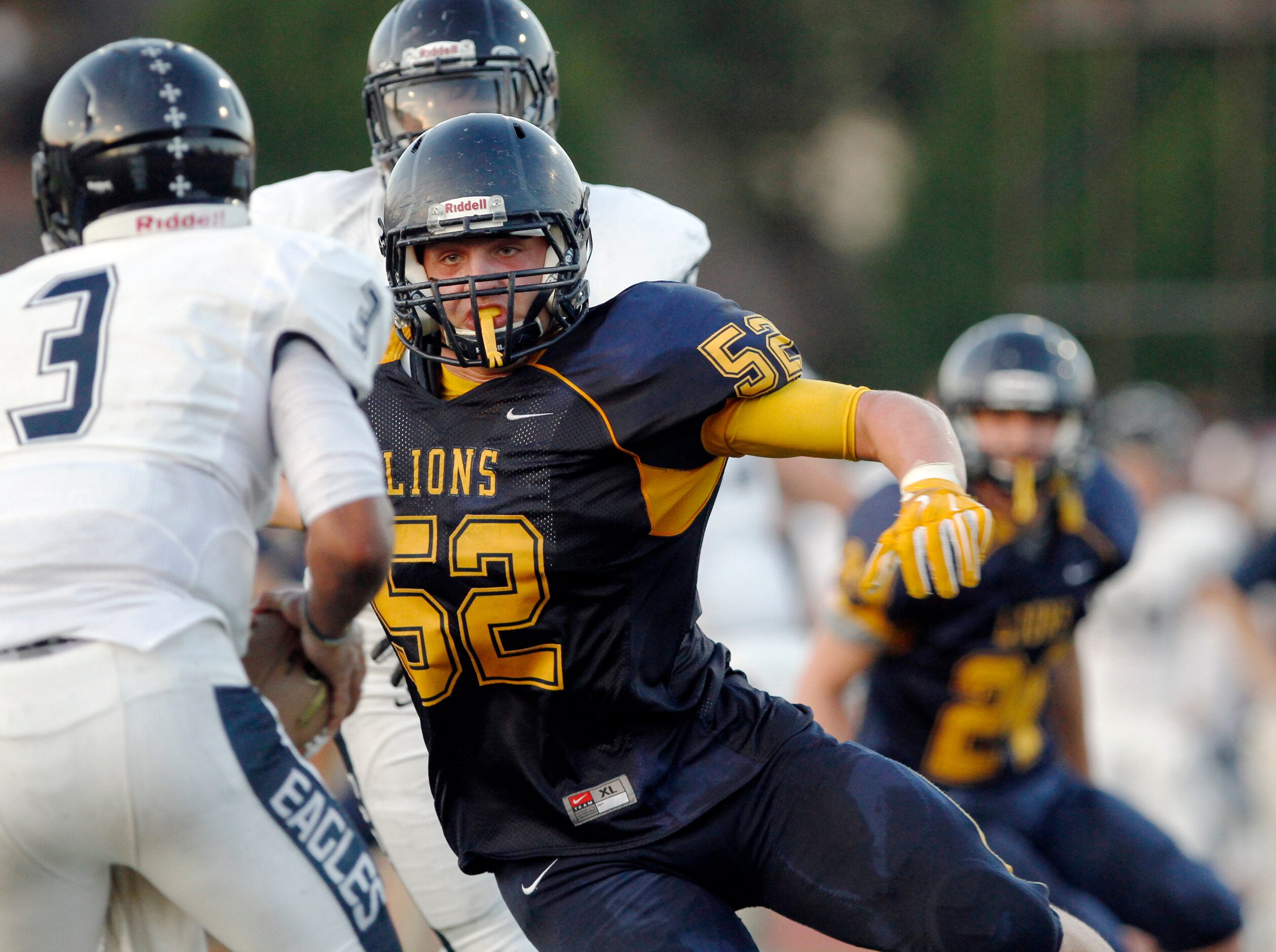 St. Mark's senior defensive lineman Brannon Rouse (52) rushes Episcopal School of Dallas...