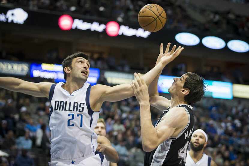 Dallas Mavericks center Zaza Pachulia (27) fights for a rebound against San Antonio Spurs...