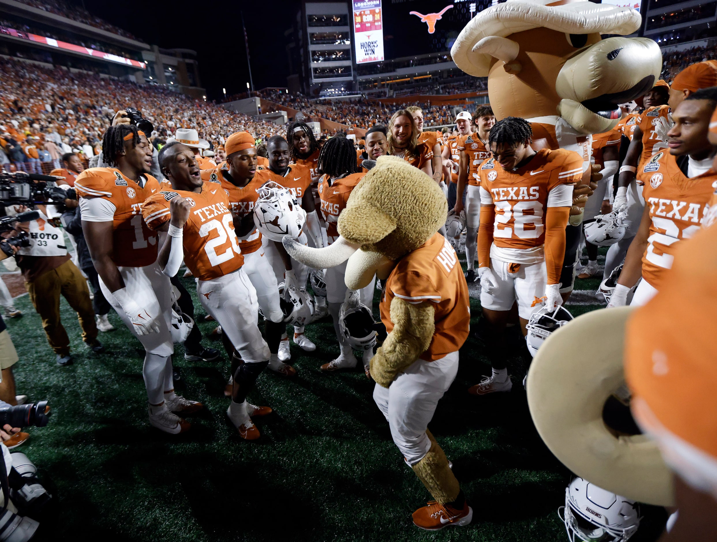 Texas Longhorns running back Quintrevion Wisner (26) dance with Hook’em the mascot following...