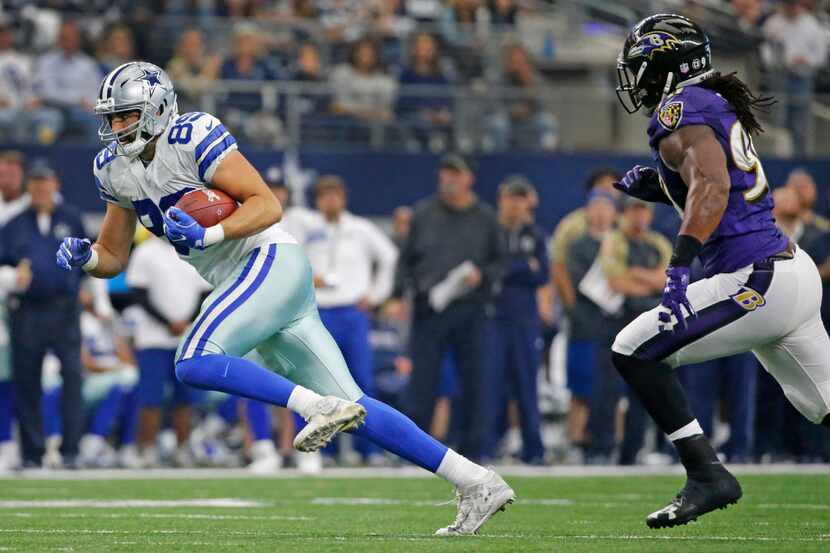 Dallas Cowboys tight end Gavin Escobar (89) runs with the ball after catching a pass during...