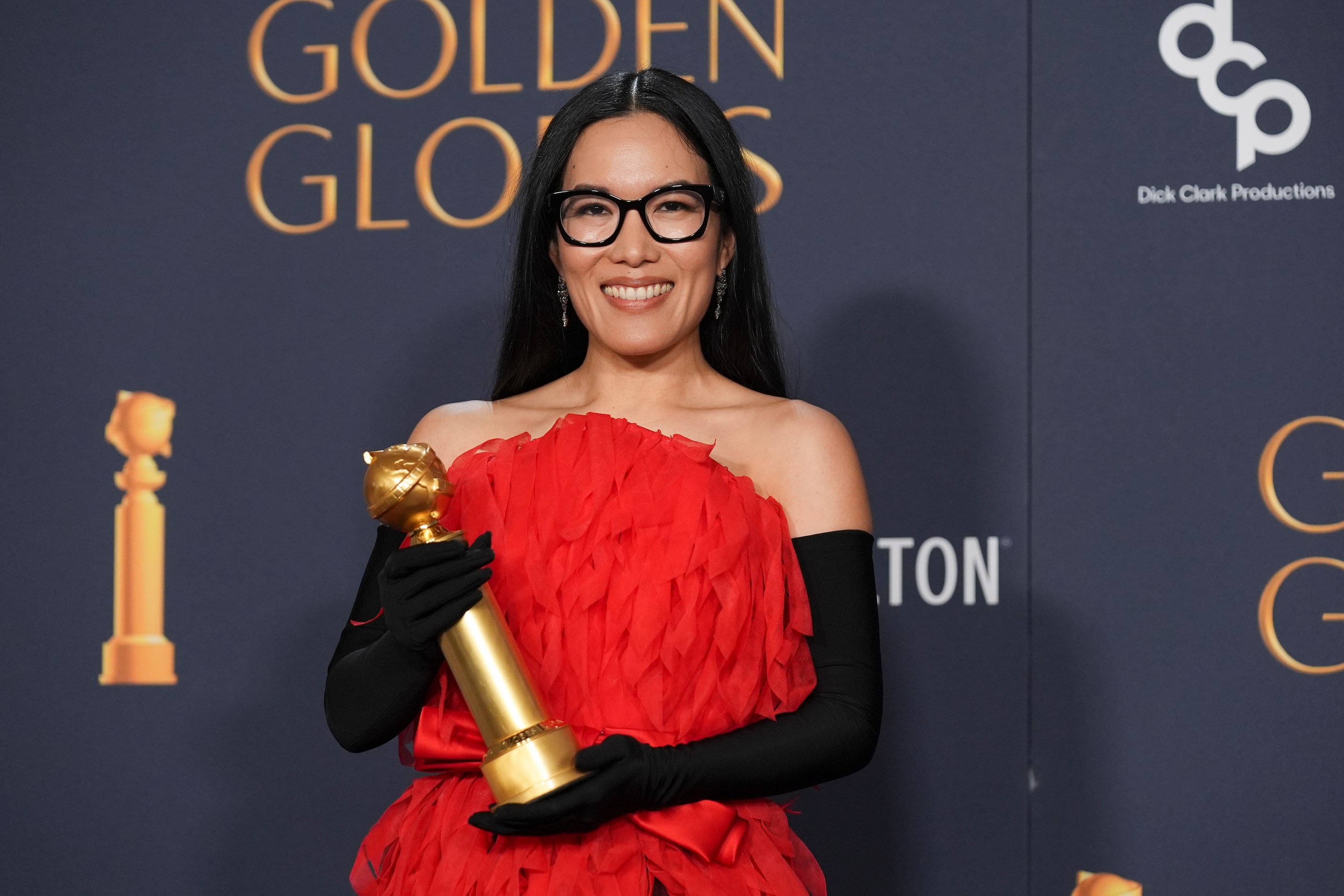 Ali Wong posa en la sala de prensa con el premio a la mejor interpretación en monólogo...