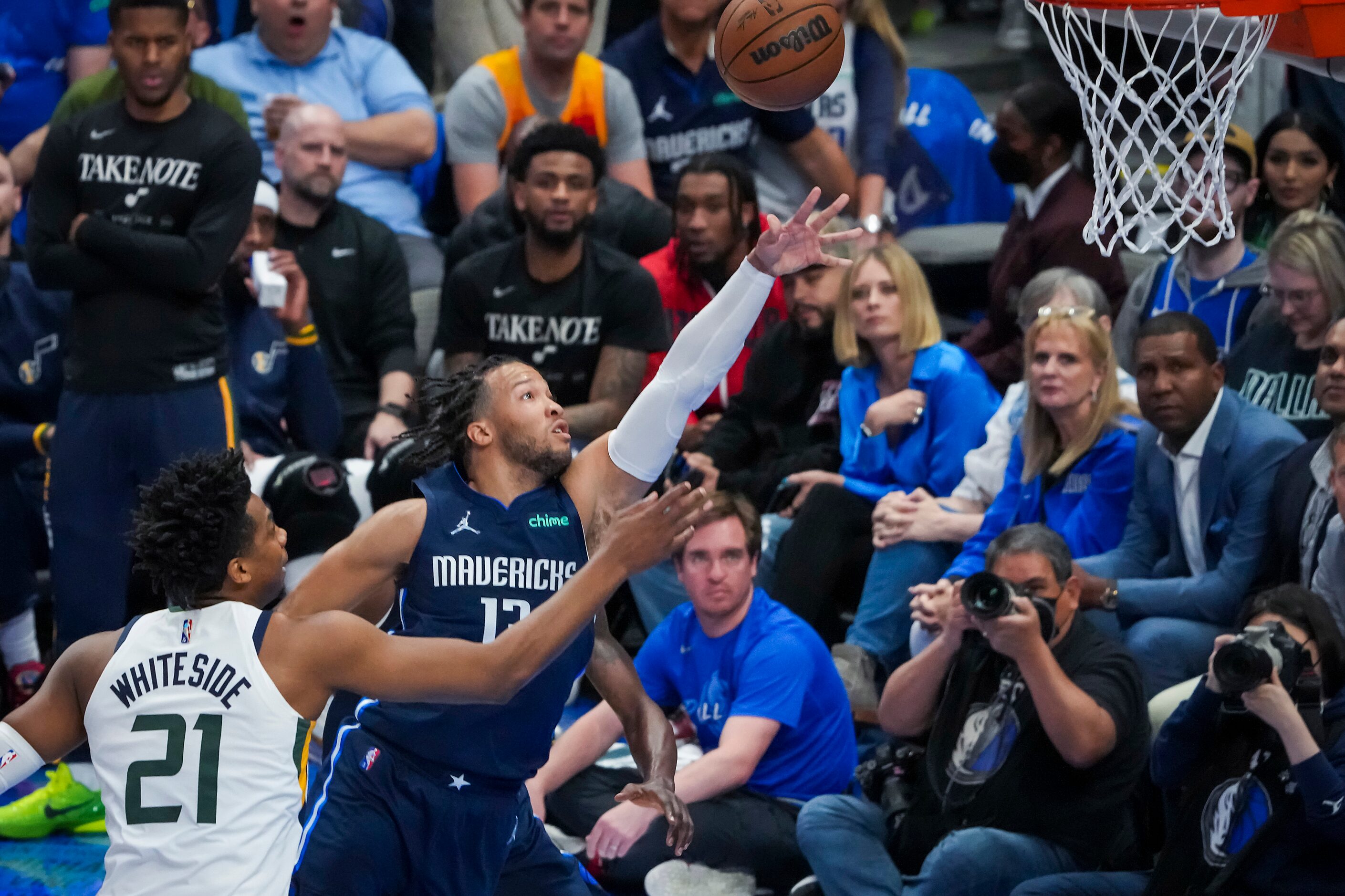 Dallas Mavericks guard Jalen Brunson (13) scores pas Utah Jazz center Hassan Whiteside (21)...