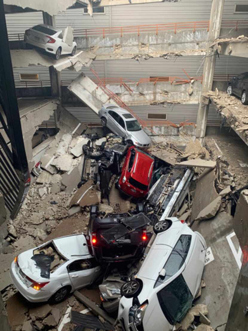 El estacionamiento del edificio Elan City Lights quedó destrozado luego de la caída de una...