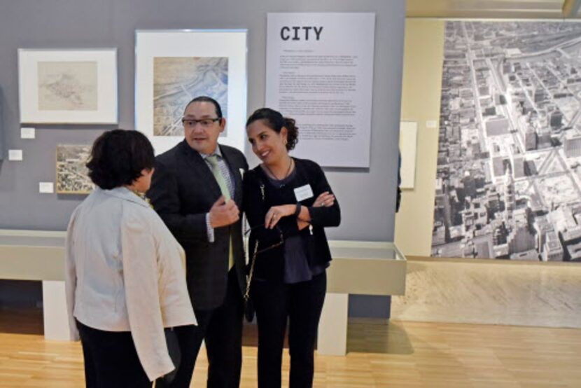 El cónsul de México Francisco de la Torre Galindo junto a otros invitados durante la...