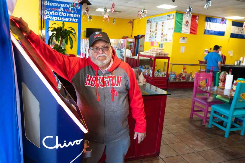 El dueño José Alonzo Flores, con Chivo Wallet dentro de su restaurante Doña Carmen Pupuseria...