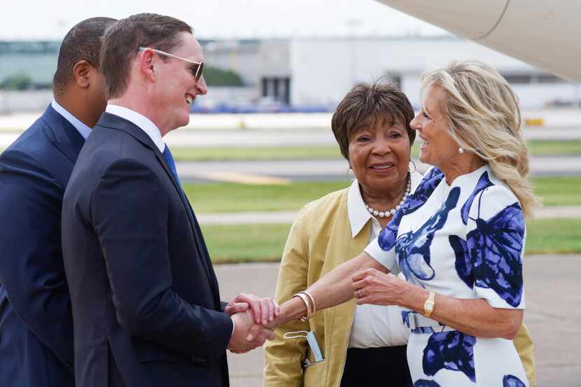 Jill Biden saluda al juez del condado de Dallas, Clay Jenkins, a su arribo a Dallas para una...