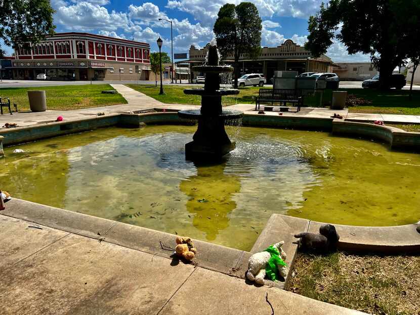 La plaza de Uvalde, Texas, el domingo 19 de julio. La ciudad ya retiró los arreglos florales...