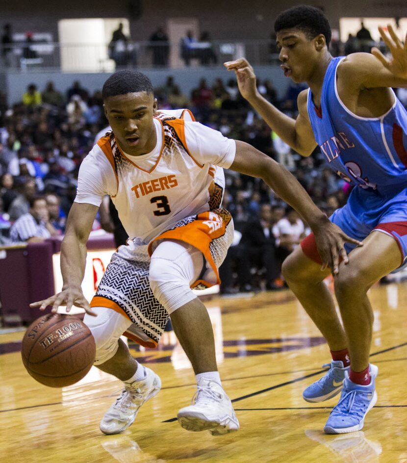 Lancaster's T.J. Starks (3) gets around Skyline's Issiah Smith (22) during the first quarter...