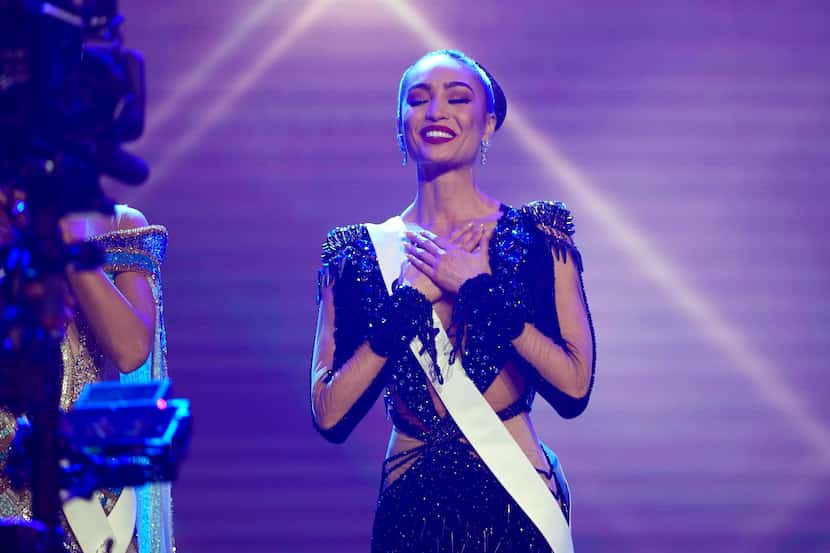 Miss Estados Unidos R'Bonney Gabriel reacciona tras ser seleccionada como una de las tres...
