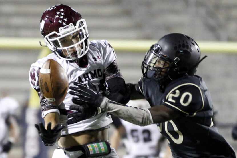 Wylie wide receiver Jordan Whaley (81) is unable to make the reception as South Oak Cliff...