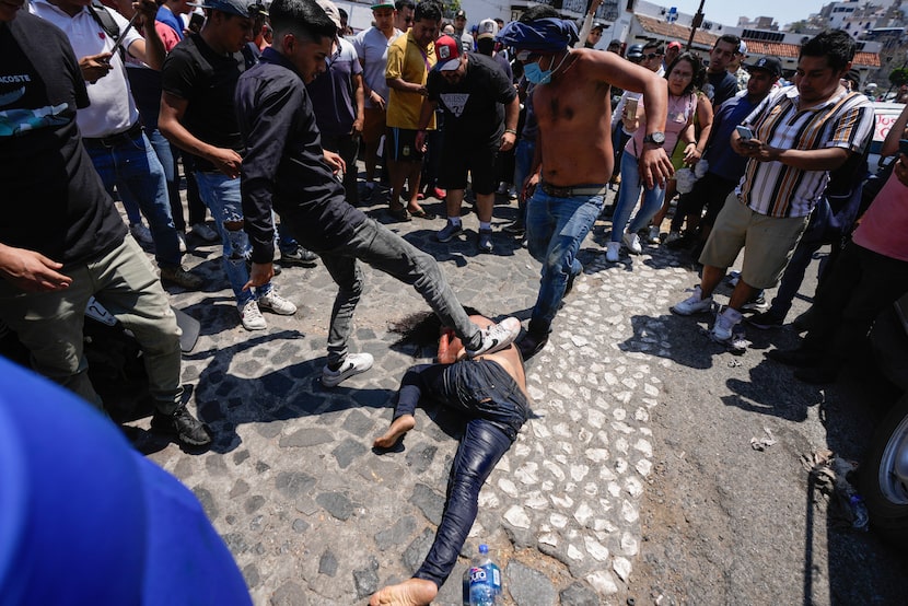 Una turba golpea brutalmente a una mujer, que murió después, al ser señalada como sospechosa...