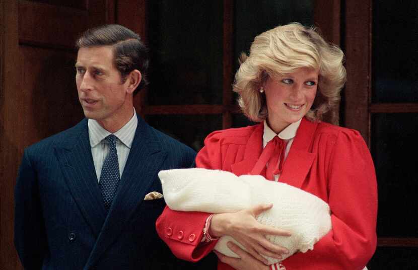 ARCHIVO – El príncipe Carlos y la princesa Diana de Gales salen del Hospital St. Mary en...
