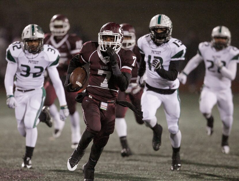 Ennis Lions kick returner Jahshawn Johnson (7) returns a kickoff for a touch down against...