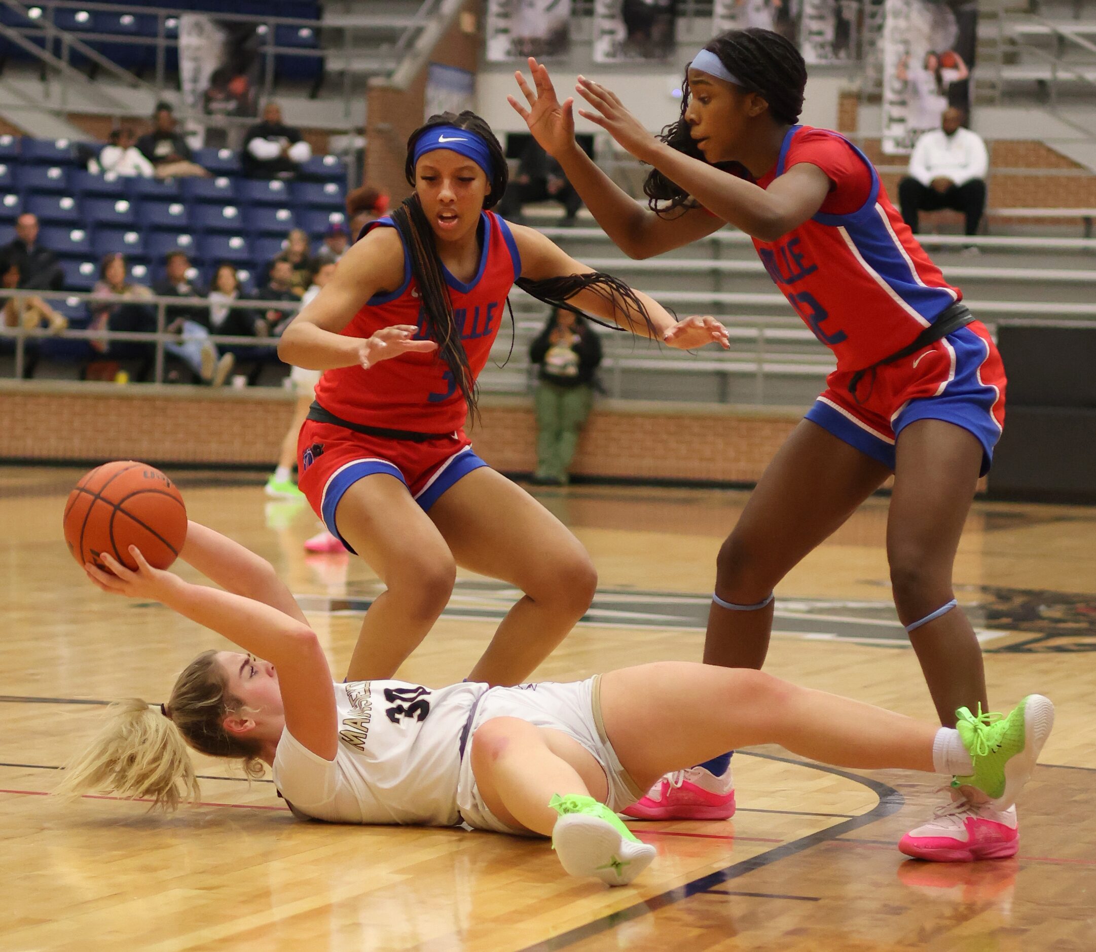 Mansfield guard Abby Bush (30) looks to pass to a teammate as Duncanville guards Jasmine...