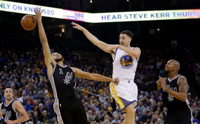 El jugdor de los Warriors Klay Thompson (11) realiza un pase por encima de su rival de los...