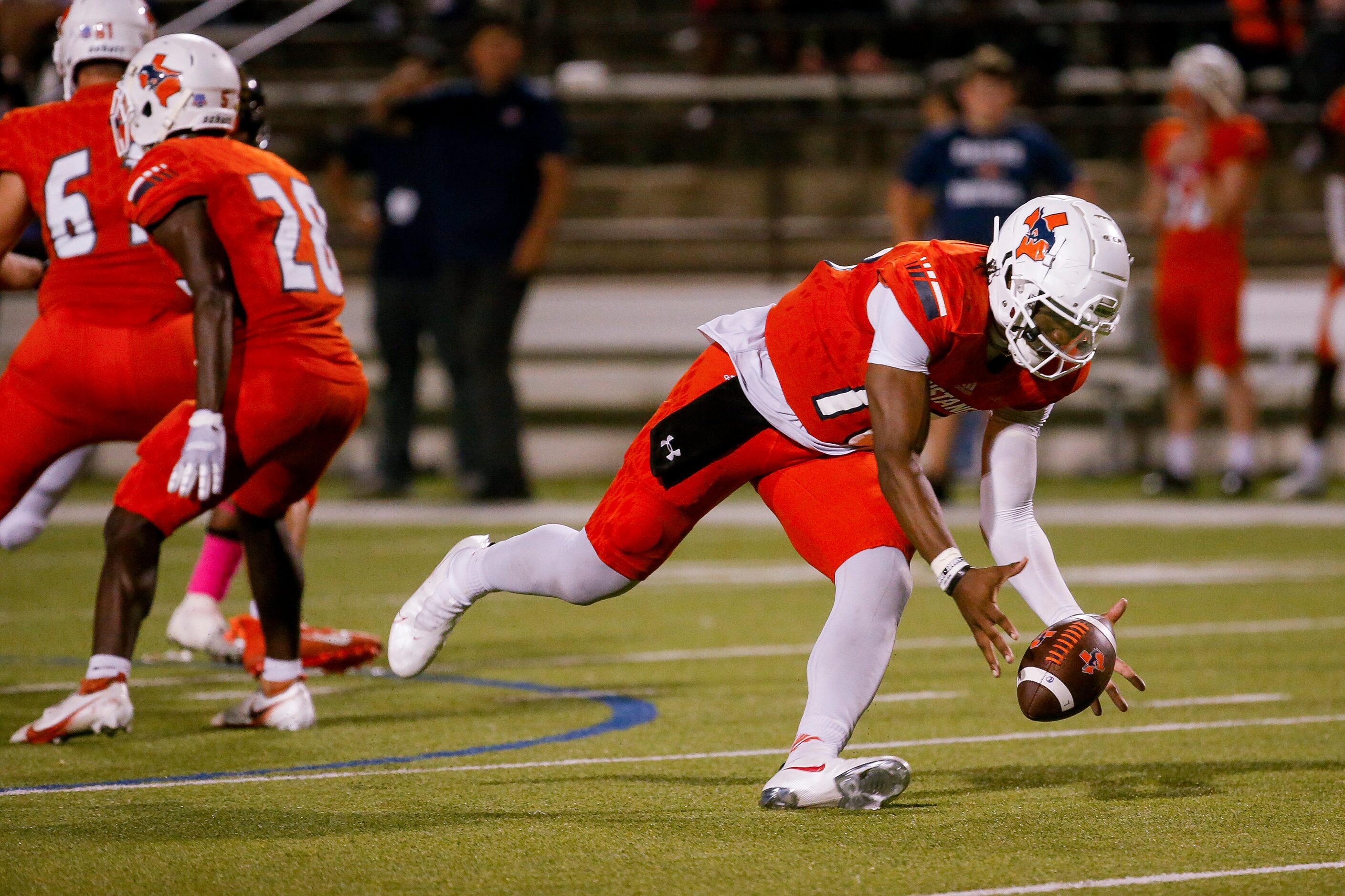 Sachse’s quarterback Alex Orji (10) reaches for the ball after dropping it during the second...