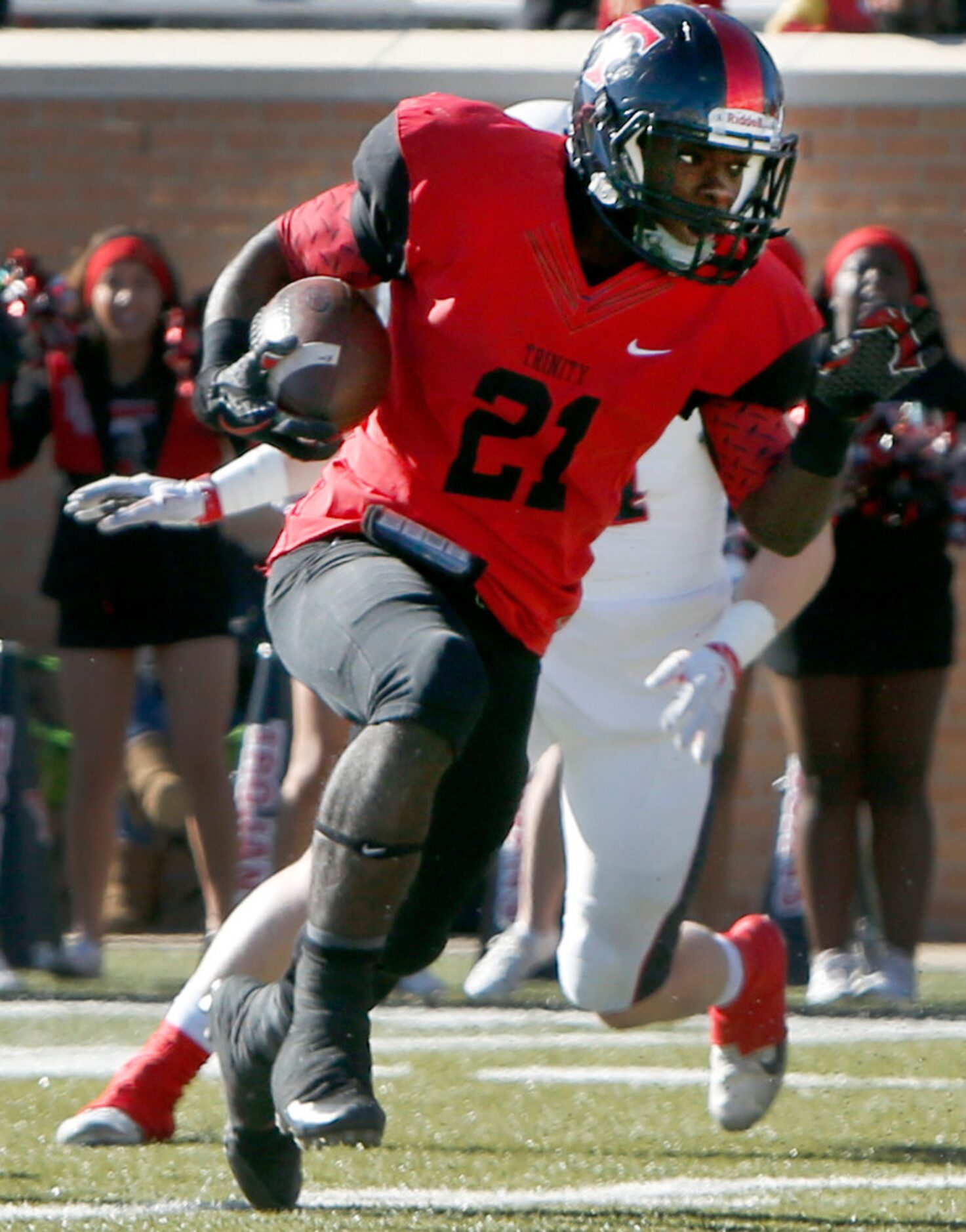 Euless Trinity running back Courage Keihn (21) bolts to the end zone during a first quarter...