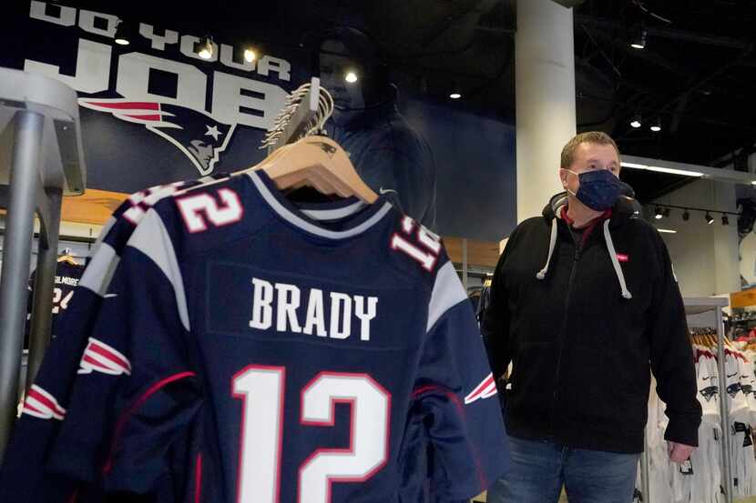 Brian Pope, seguidor de los Patriots de Nueva Inglaterra, busca un jersey con el nombre de...