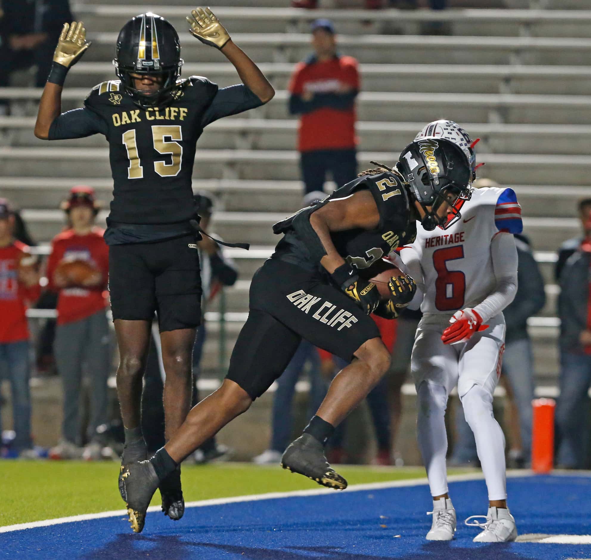 South Oak Cliff high’s Dave Ennis (15) makes way for RB Danny Green (21), as Green runs into...