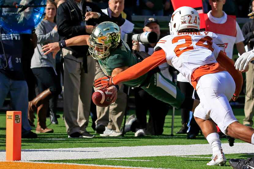 Baylor wide receiver Lynx Hawthorne (7) dives into the end zone past Texas cornerback John...