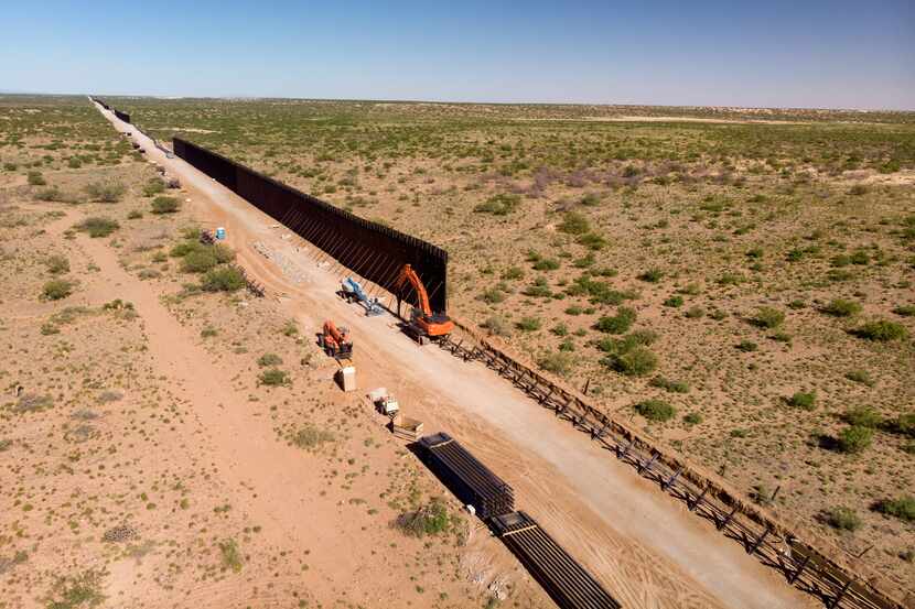 Una sección de la barda fronteriza entre Estados Unidos y México en proceso de construcción.