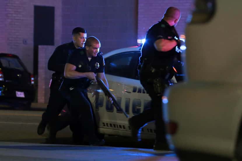 Oficiales de la Policía de Dallas responden a los disparos de francotiradores que atacaron a...