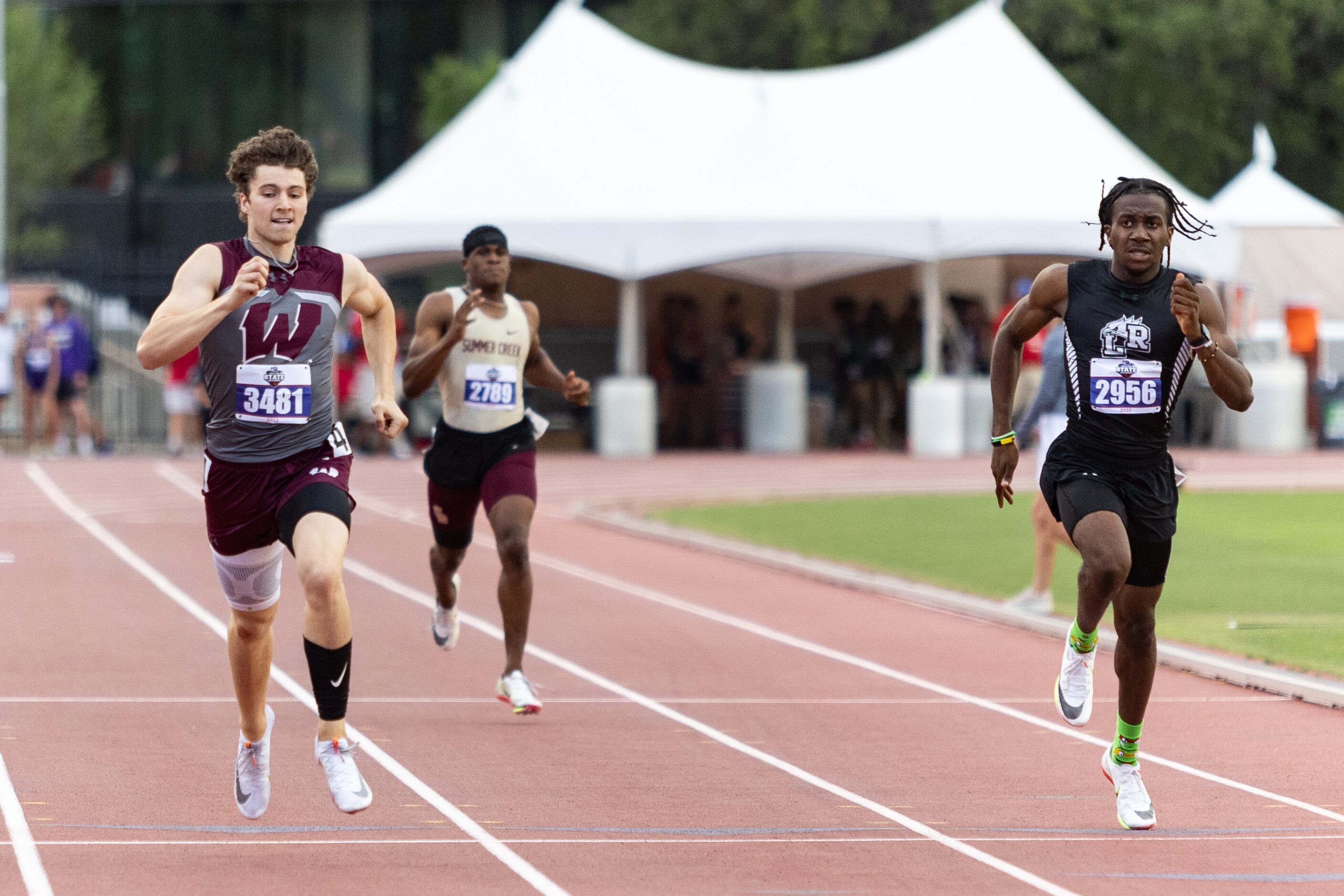 Logan Popelka of Wylie, left, and Dominic Byles of Mansfield Lake Ridge, right, sprint to...