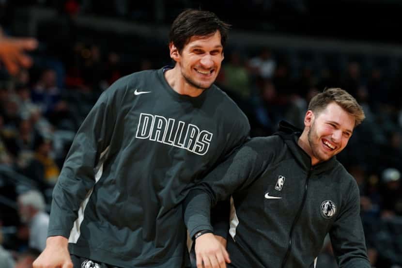 El centro de los Mavericks de Dallas, Boban Marjanovic (izq), bromea con su compañero de...