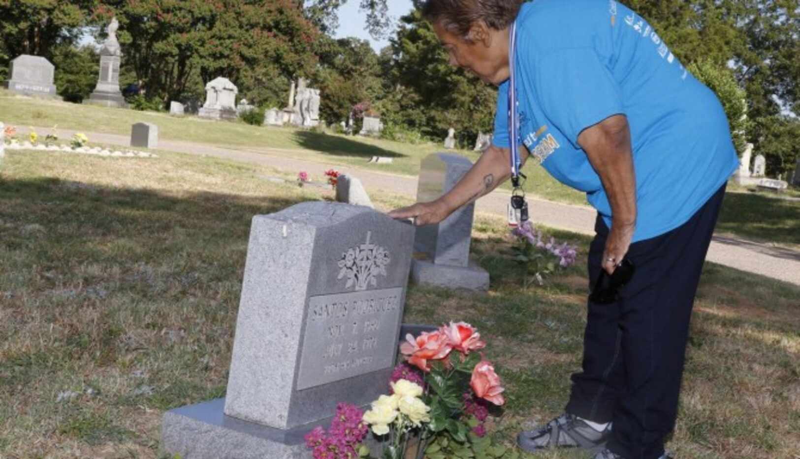 Bessie Rodriguez, la madre de Santos Rodríguez, pone flores en la tumba del niño de 12 años...