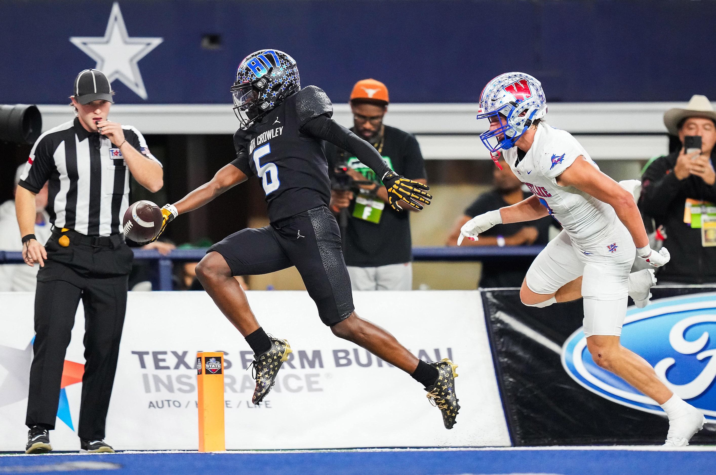 North Crowley wide receiver Quentin Gibson (6) scores on a 44-yard touchdown reception past...