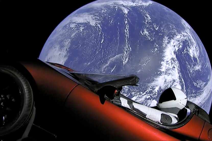Imagen del Auto Tesla Roadster en órbita alrededor de la Tierra.(AP)
