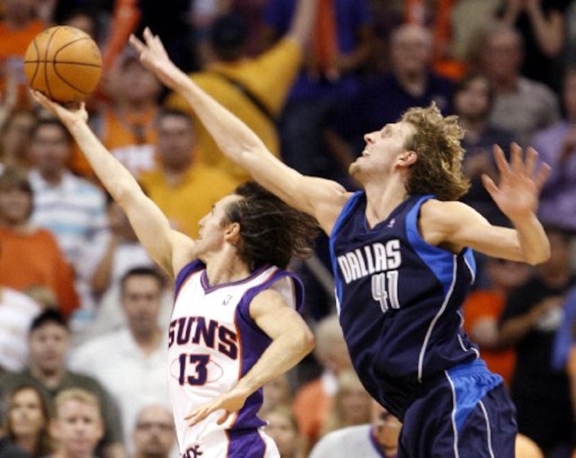 ORG XMIT: *S18D80AD7* Phoenix's Steve Nash (13) drives for a shot past Dallas' Dirk Nowitzki...