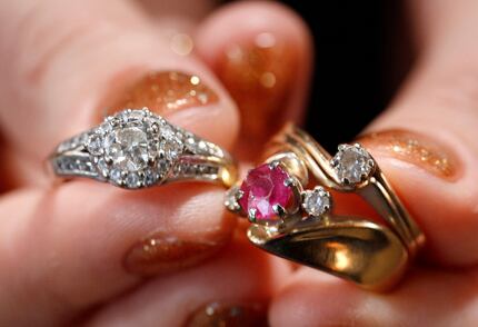 Don't shop for jewelry close to major holidays. (Tom Wallace/Minneapolis Star Tribune/TNS)
