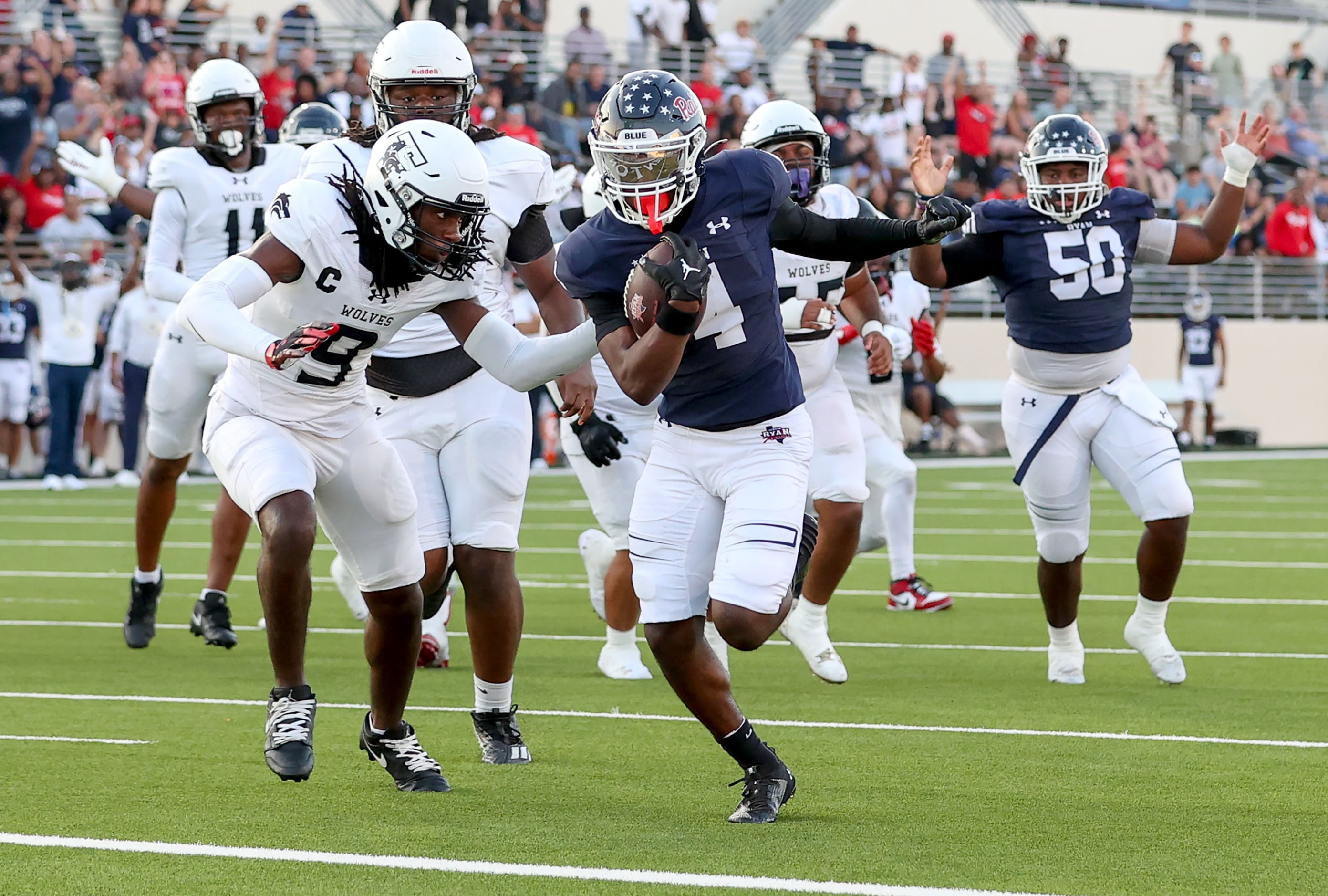 Denton Ryan running back Tre'Vaughn Reynolds (4) goes 14 yards for a touchdown run against...