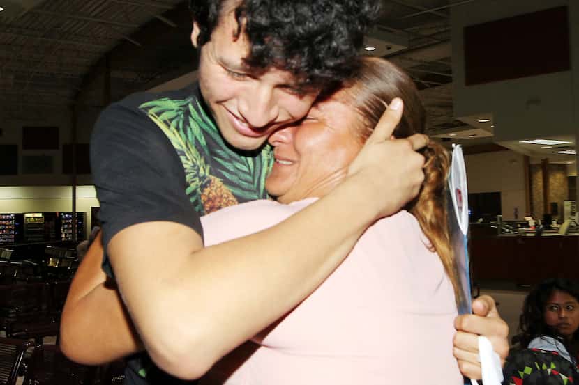 Francisco Galicia abraza a su madre Sanjuana Galicia en la estación central de McAllen, el...