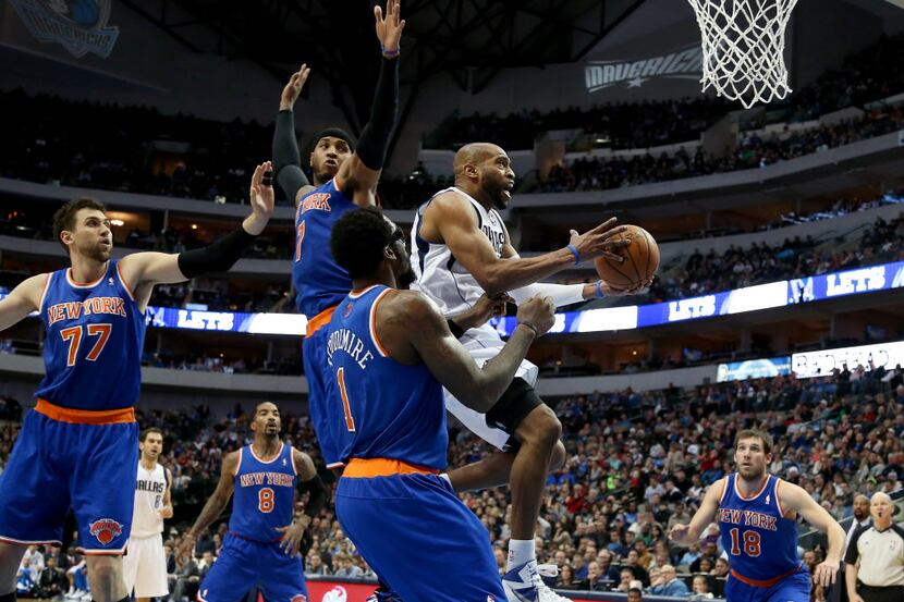 Dallas Mavericks shooting guard Vince Carter (25) drives past New York Knicks small forward...