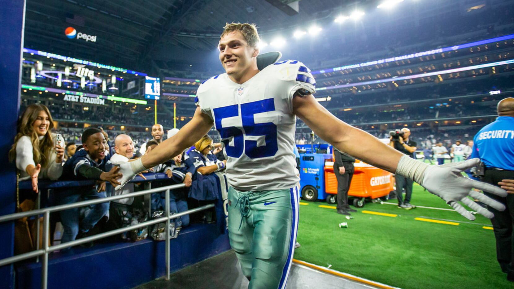 Cowboys LB Leighton Vander Esch gives back to his Idaho high school with  brand new weight room, jerseys