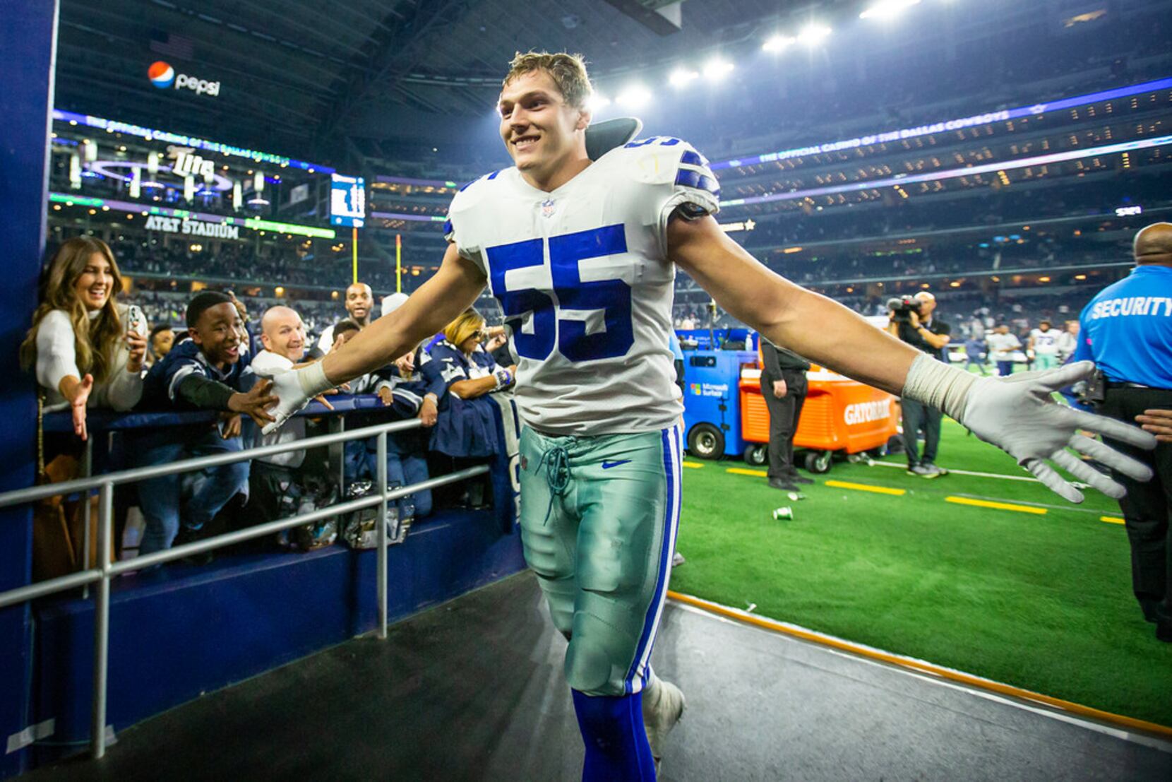 Cowboys LB Leighton Vander Esch gives back to his Idaho high school with  brand new weight room, jerseys